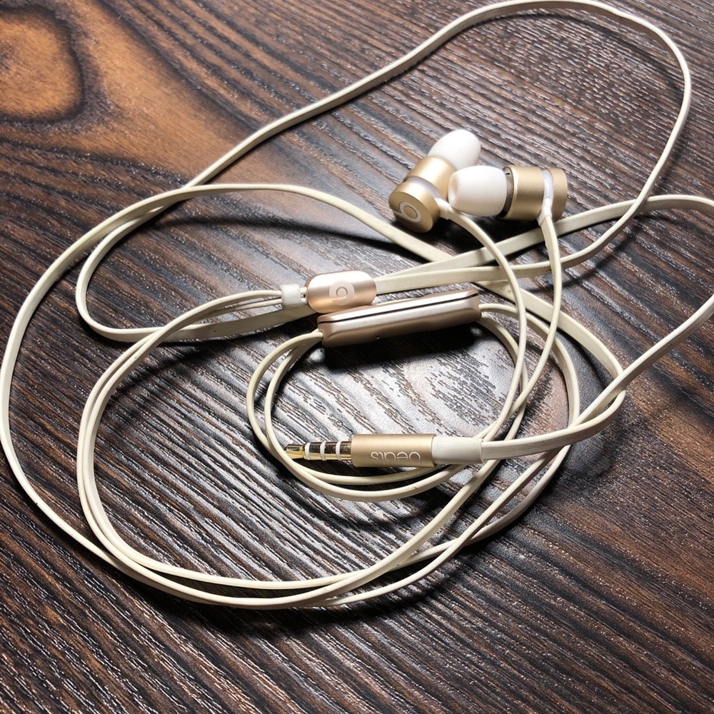 *FINAL PRICE DROP* urBeats Earphones